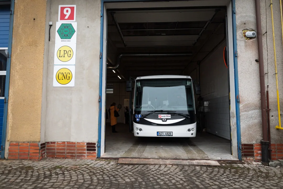 V Třebíči a Žďáru jezdí elektrobusy, Jihlava jde cestou parciálních trolejbusů a autobusů na bioplyn