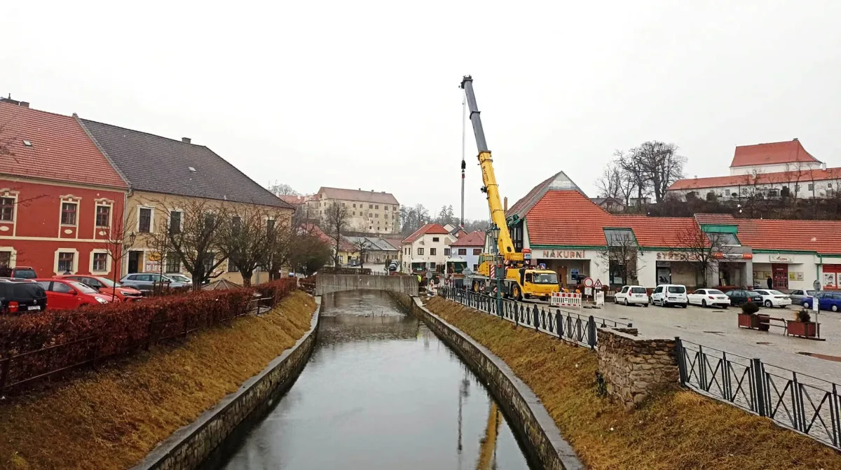 V Brtnici přibyla lávka přes řeku, chodci nebudou muset na úzký most s auty