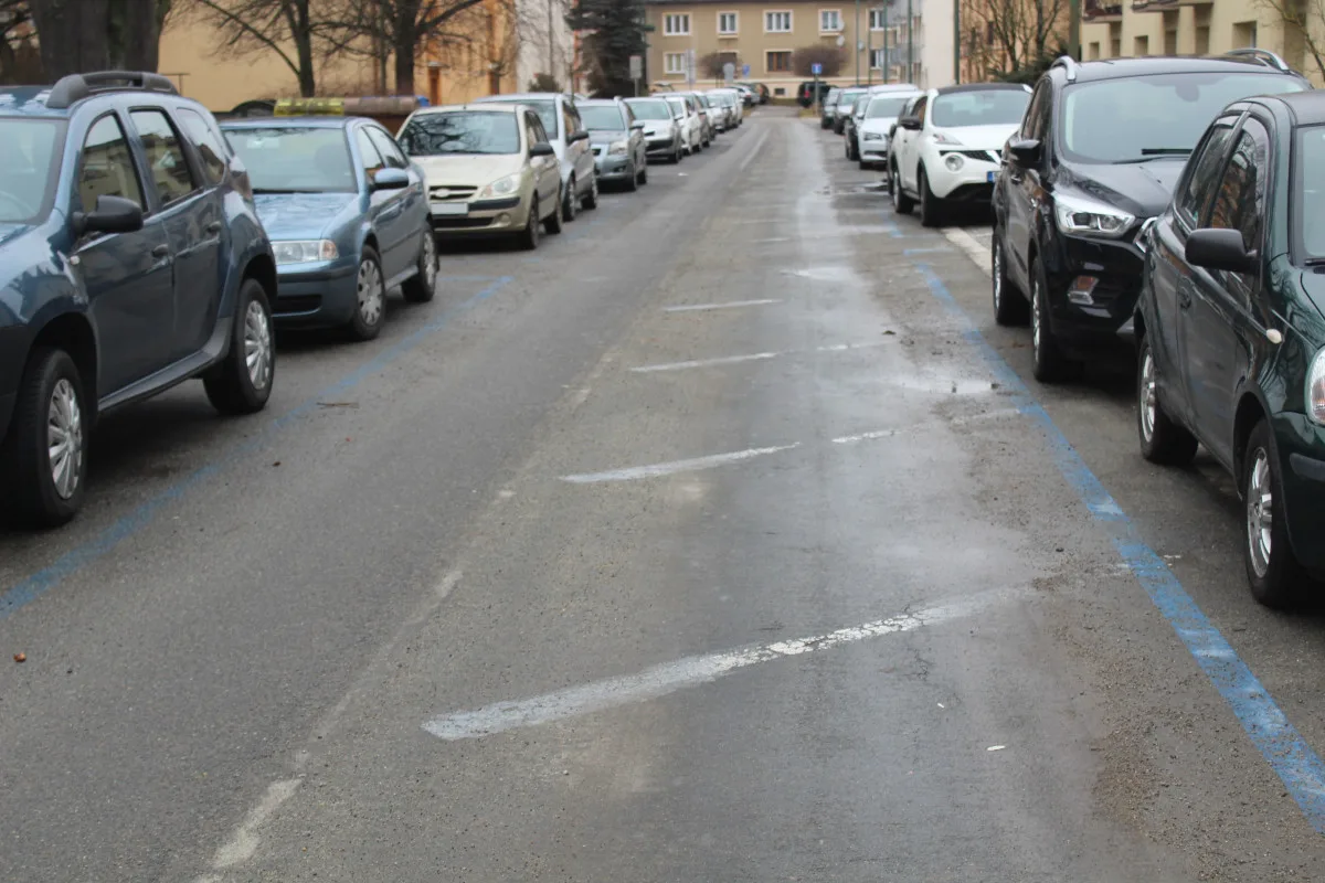 Značení na silnici v ulici Leoše Janáčka není zcela jasné.