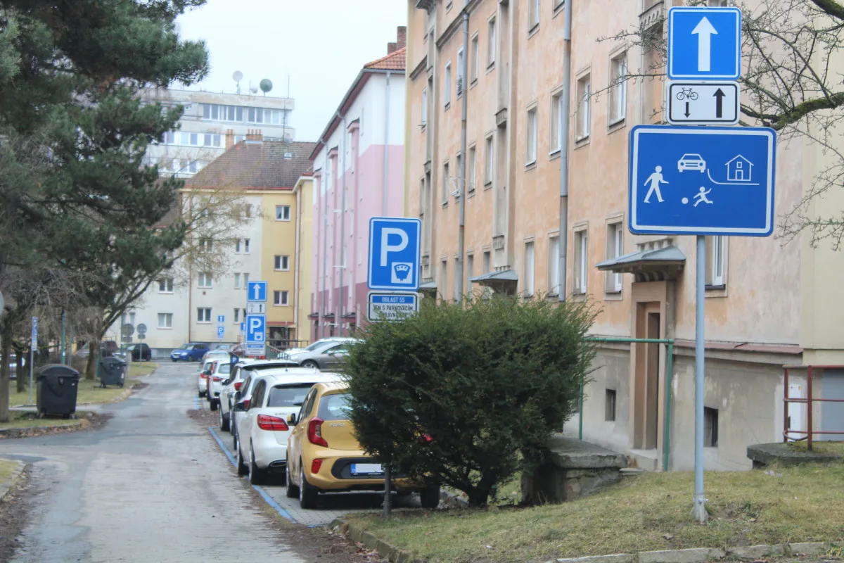 Radnice se letos na jaře zaměří na zlepšení modrých zón ve vnitroblocích okolo Vrchlického ulice.