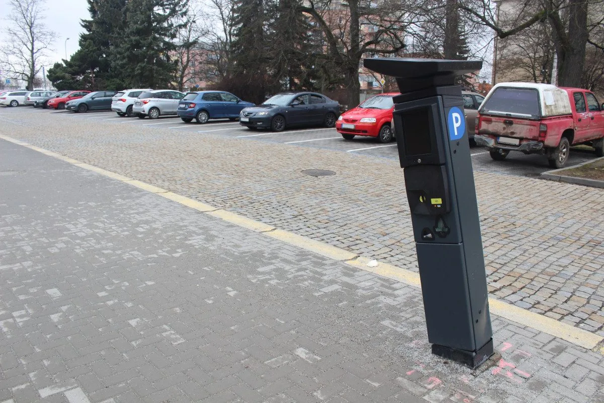 Parkovací automat pře Domem zdraví je vyvrácený, ale funkční.