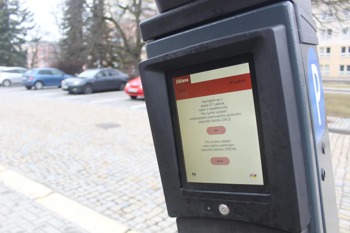 Parkovací automat pře Domem zdraví je vyvrácený, ale funkční.