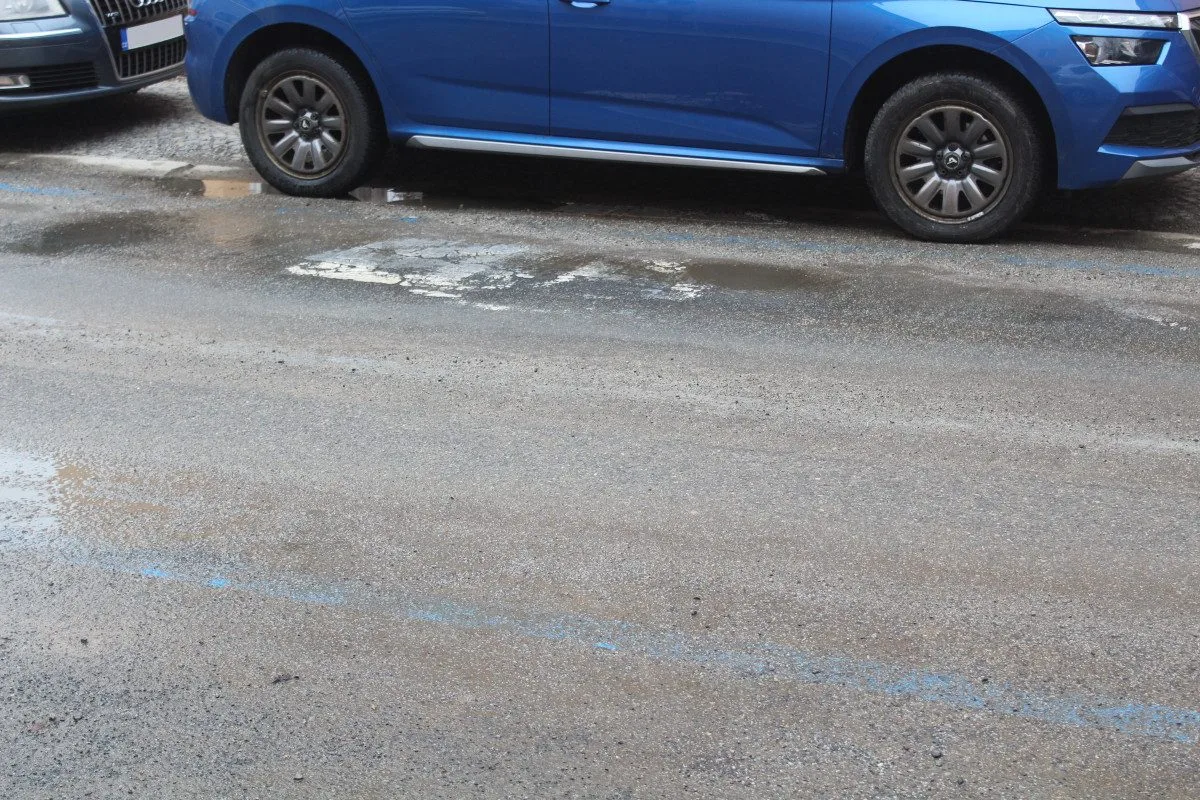 Značení na silnici v ulici Leoše Janáčka není zcela jasné.