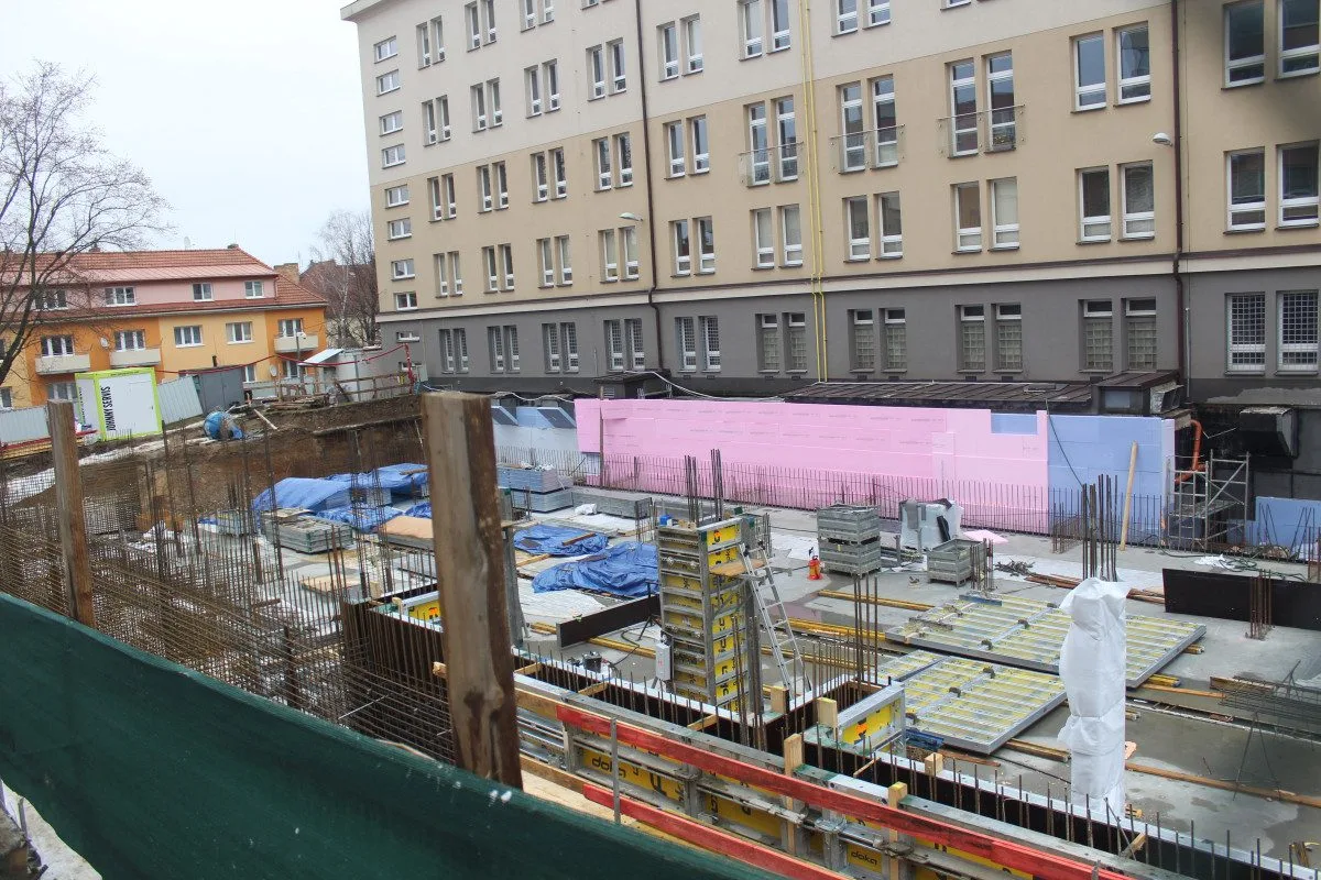 U krajského policejního ředitelství se staví parkovací dům.