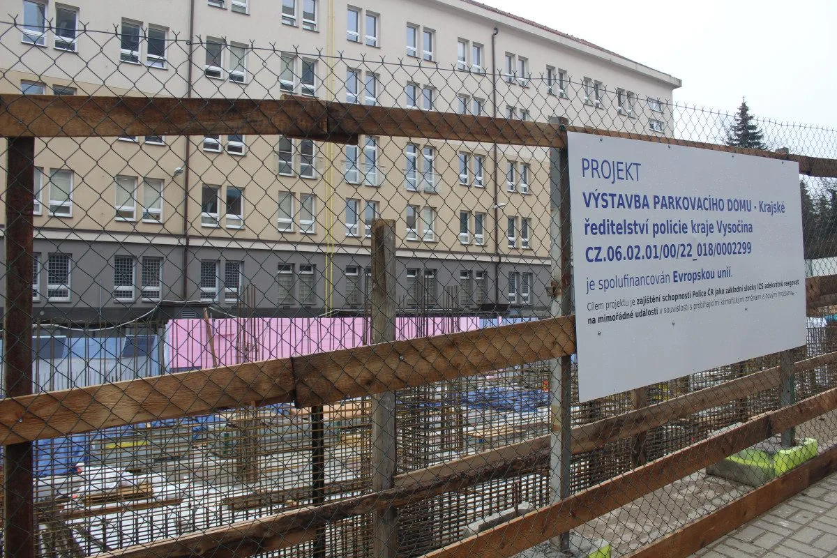 U krajského policejního ředitelství se staví parkovací dům.