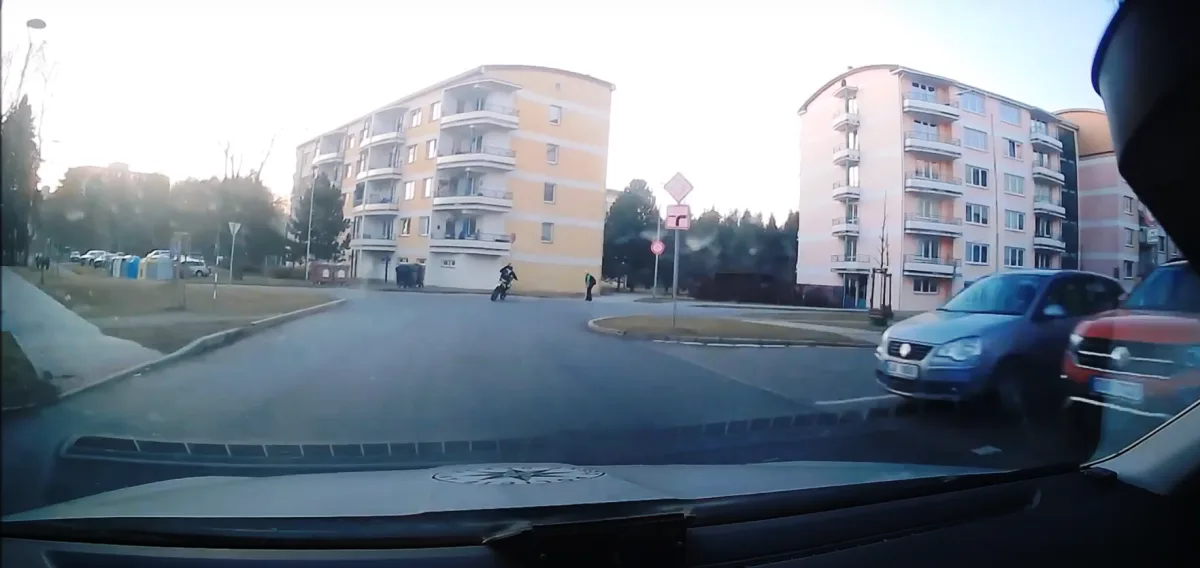 Mladý motorkář ve Žďáru ujížděl policii. Během honičky s hlídkou najel na obrubník a boural