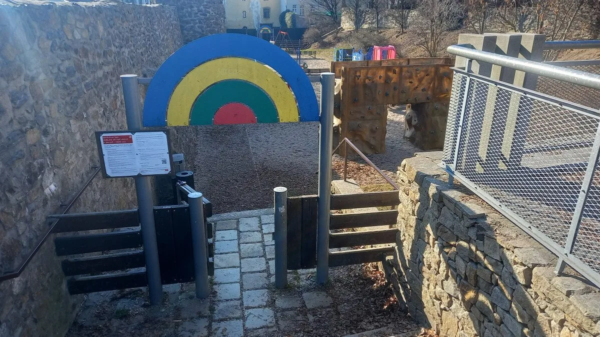 Slunečné počasí láká k venkovním aktivitám. Dětská hřiště v Jihlavě jsou už všechna odemčená