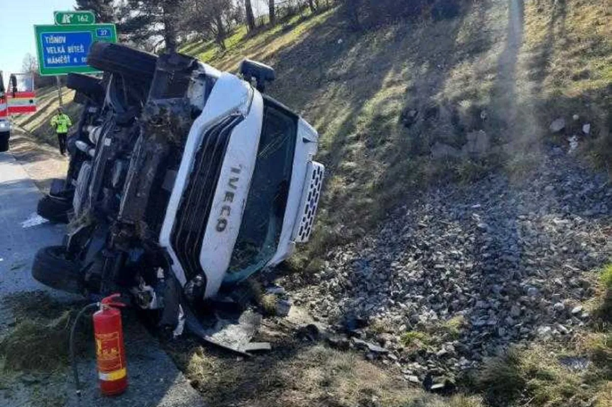 Dodávce při jízdě na dálnici praskla pneumatika, třiadvacetiletý řidič musel po nehodě do nemocnice. Foto: Se souhlasem Policie ČR