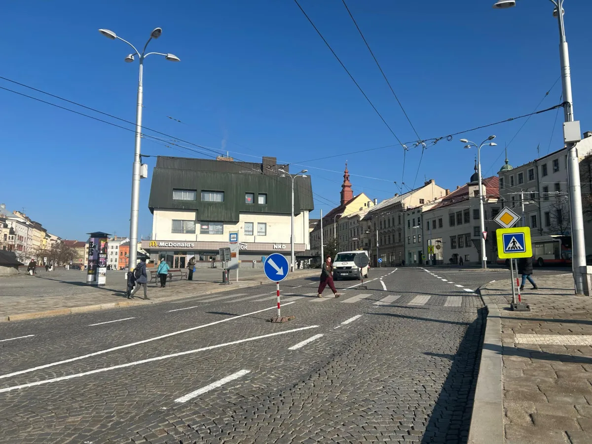 Průjezd náměstím bude plynulejší a bezpečnější. Novotou zářící bílé čáry doplní ještě ostrůvky