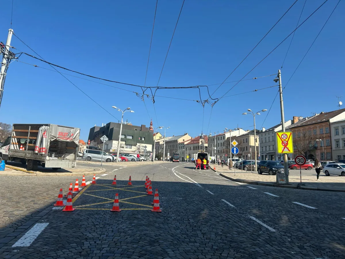Průjezd náměstím bude plynulejší a bezpečnější. Novotou zářící bílé čáry doplní ještě ostrůvky