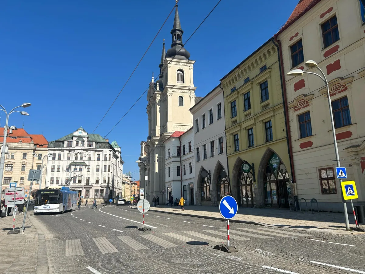 Průjezd náměstím bude plynulejší a bezpečnější. Novotou zářící bílé čáry doplní ještě ostrůvky