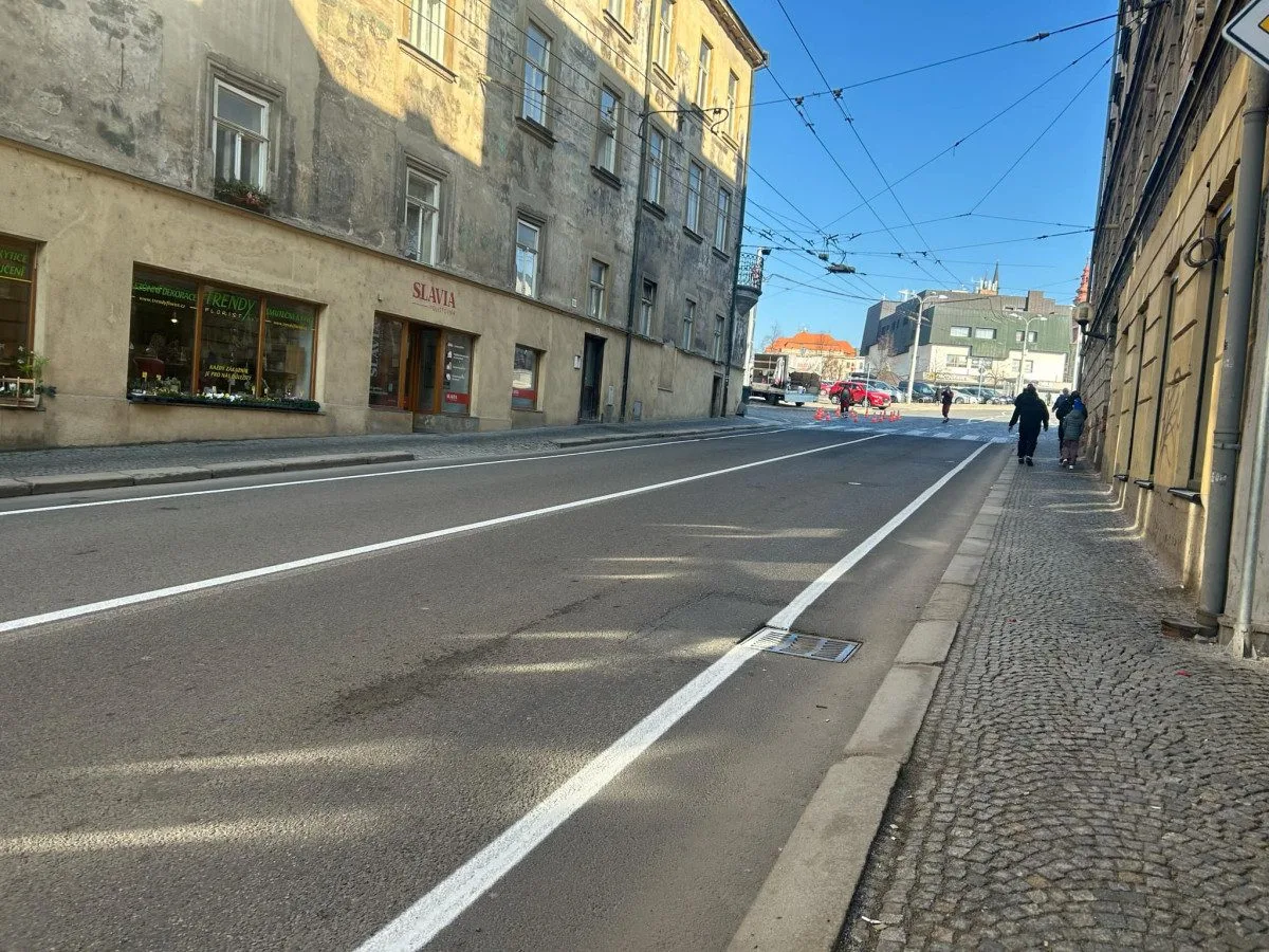 Průjezd náměstím bude plynulejší a bezpečnější. Novotou zářící bílé čáry doplní ještě ostrůvky