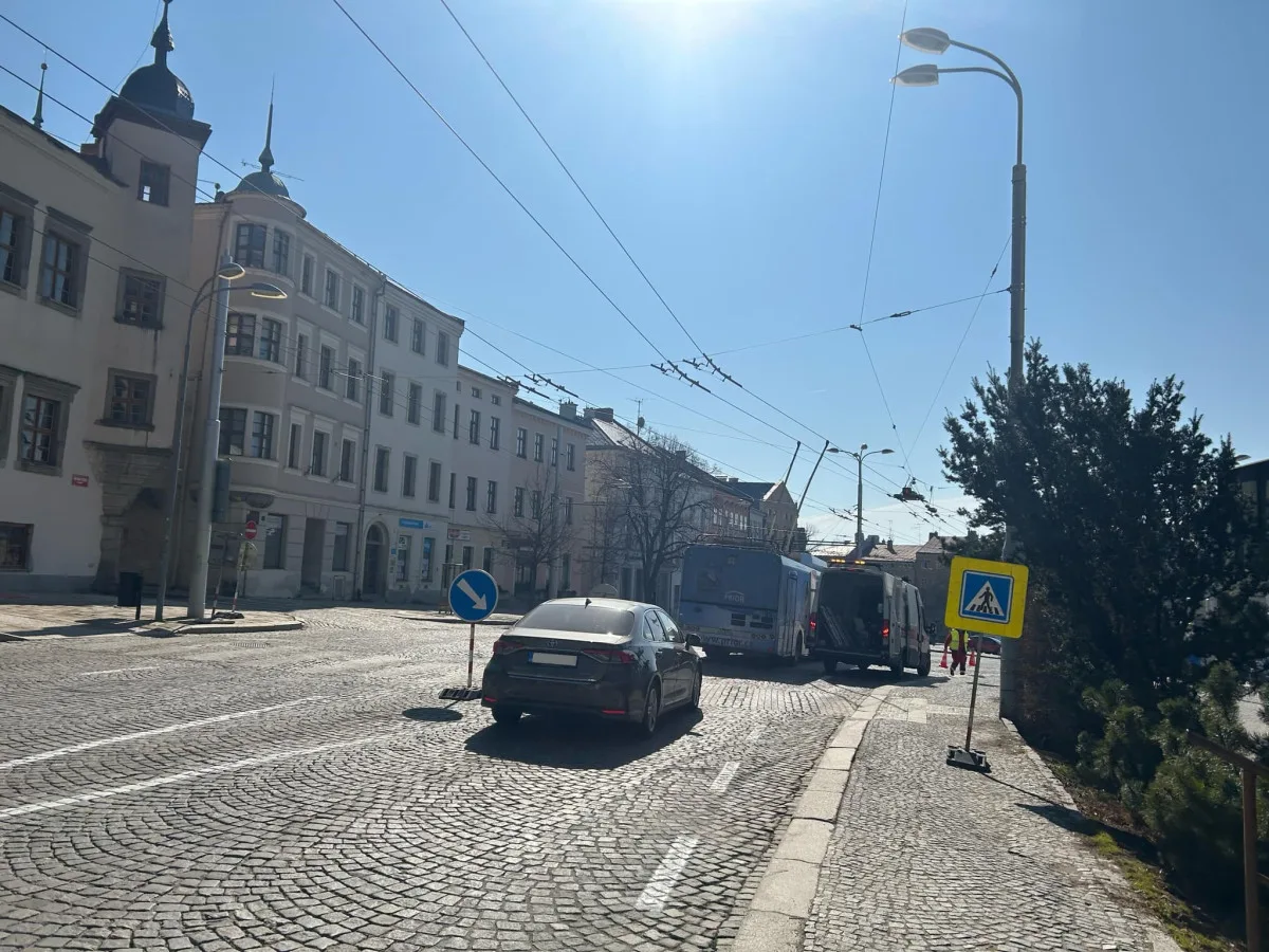 Průjezd náměstím bude plynulejší a bezpečnější. Novotou zářící bílé čáry doplní ještě ostrůvky