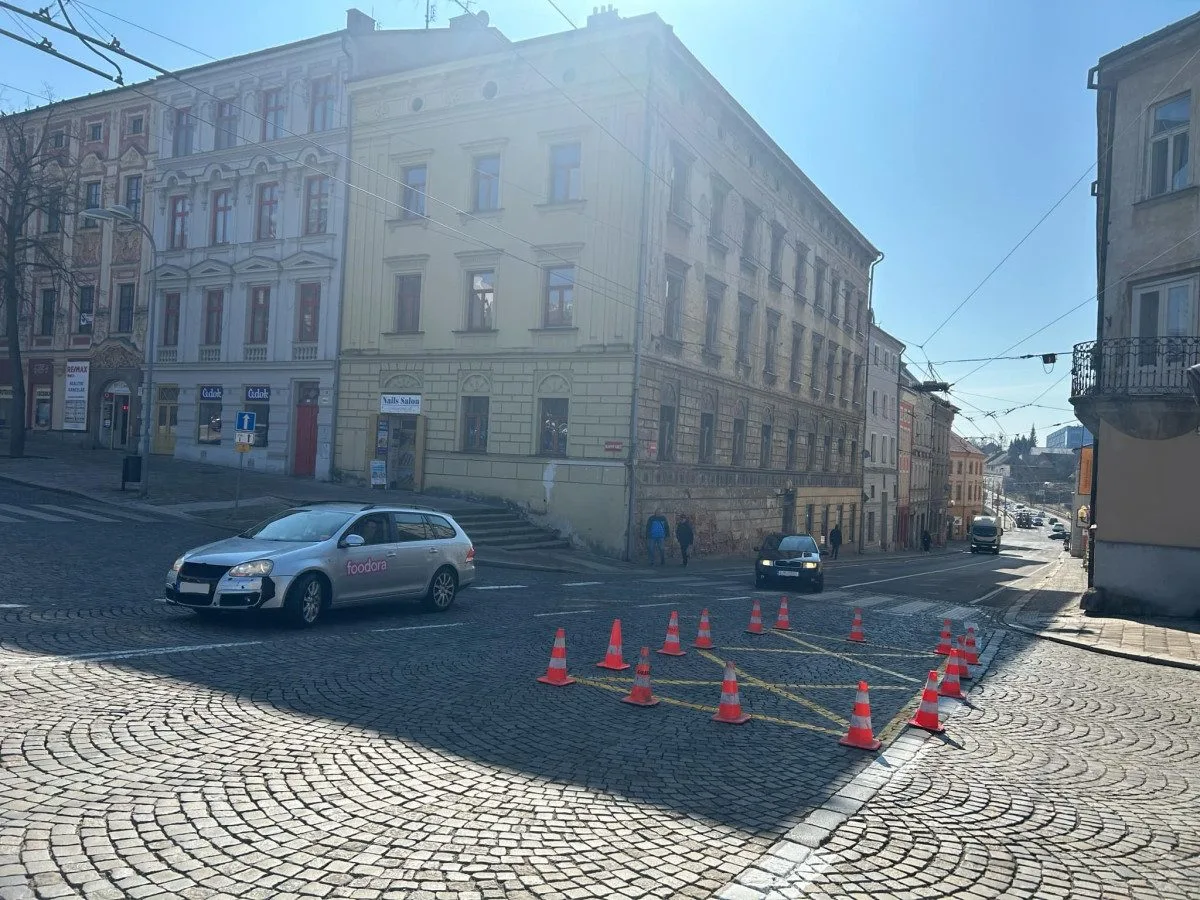 Průjezd náměstím bude plynulejší a bezpečnější. Novotou zářící bílé čáry doplní ještě ostrůvky