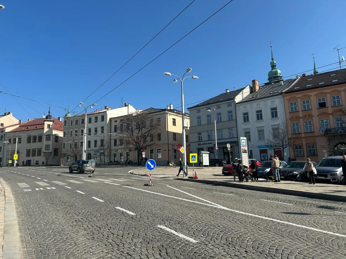 Průjezd náměstím bude plynulejší a bezpečnější. Novotou zářící bílé čáry doplní ještě ostrůvky