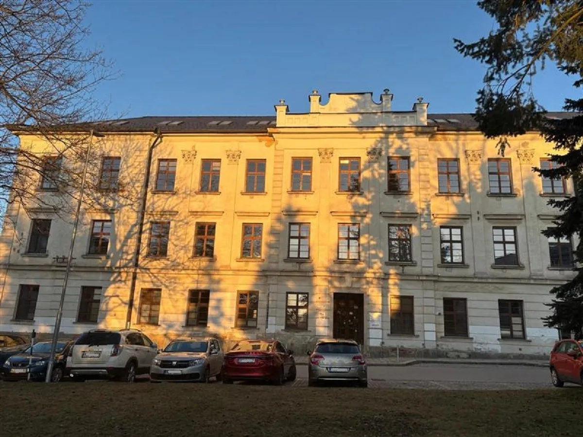 Historická fasáda na obchodní akademii v Jihlavě dostane původní podobu, náklady se odhadují na 36 milionů. Foto: Se souhlasem Kraje Vysočina