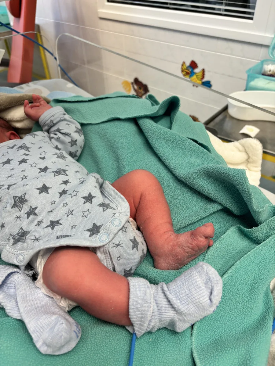 Do babyboxu v Jihlavě někdo odložil romského chlapečka, dostal jméno František. Byl zabalený jen do deky