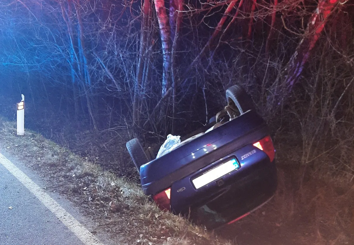 Auto u Nové Říše se převrátilo na střechu. Tři mladí cestující skončili se zraněním v jihlavské nemocnici
