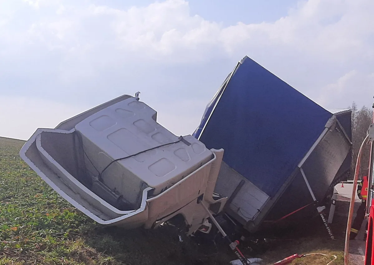Řidič kamionu se nevěnoval řízení, v příkopu narazil do betonového propustku. Foto: Se souhlasem Policie ČR