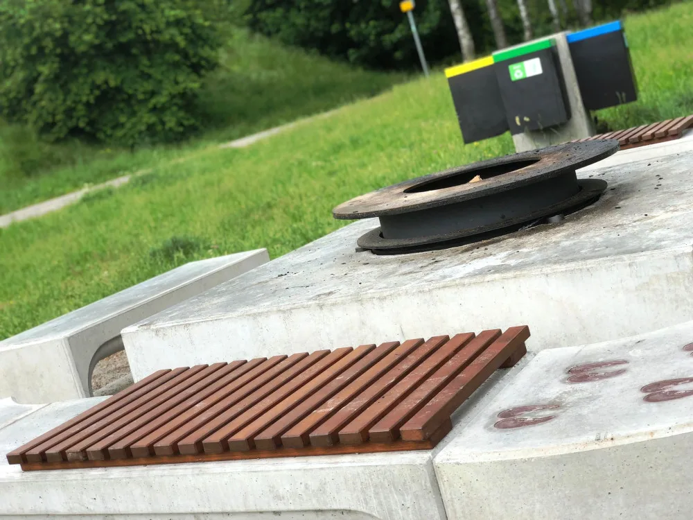 Lidé v Jihlavě kolem griloviště pohazují odpadky. Město jej pravidelně servisuje, teď je v plánu důkladné čištění
