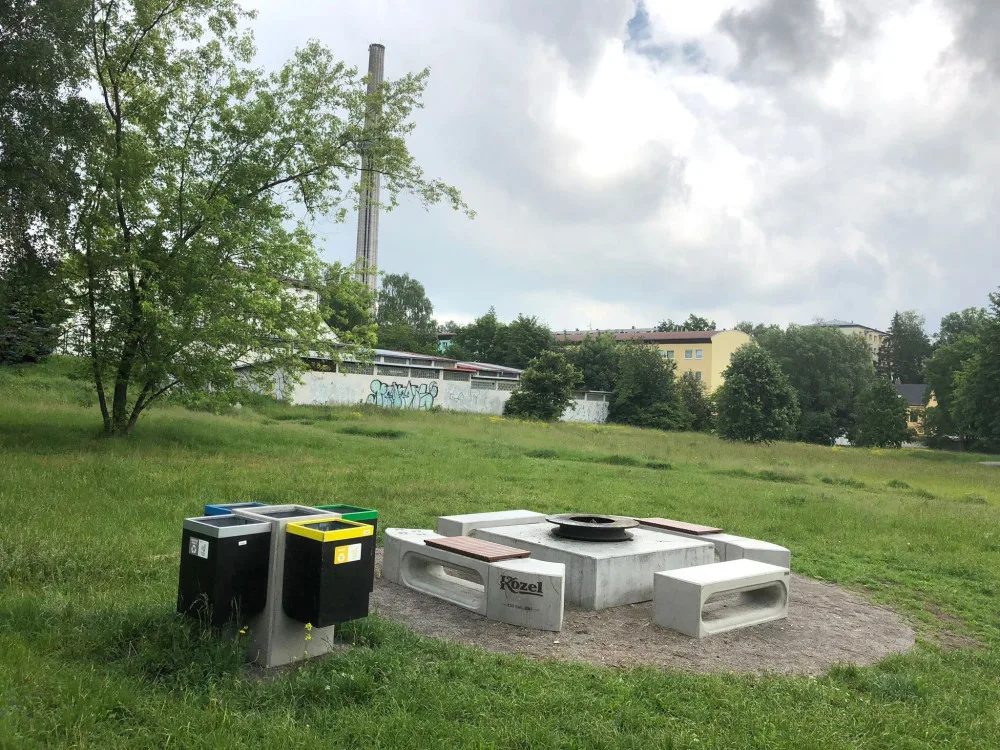 Lidé v Jihlavě kolem griloviště pohazují odpadky. Město jej pravidelně servisuje, teď je v plánu důkladné čištění