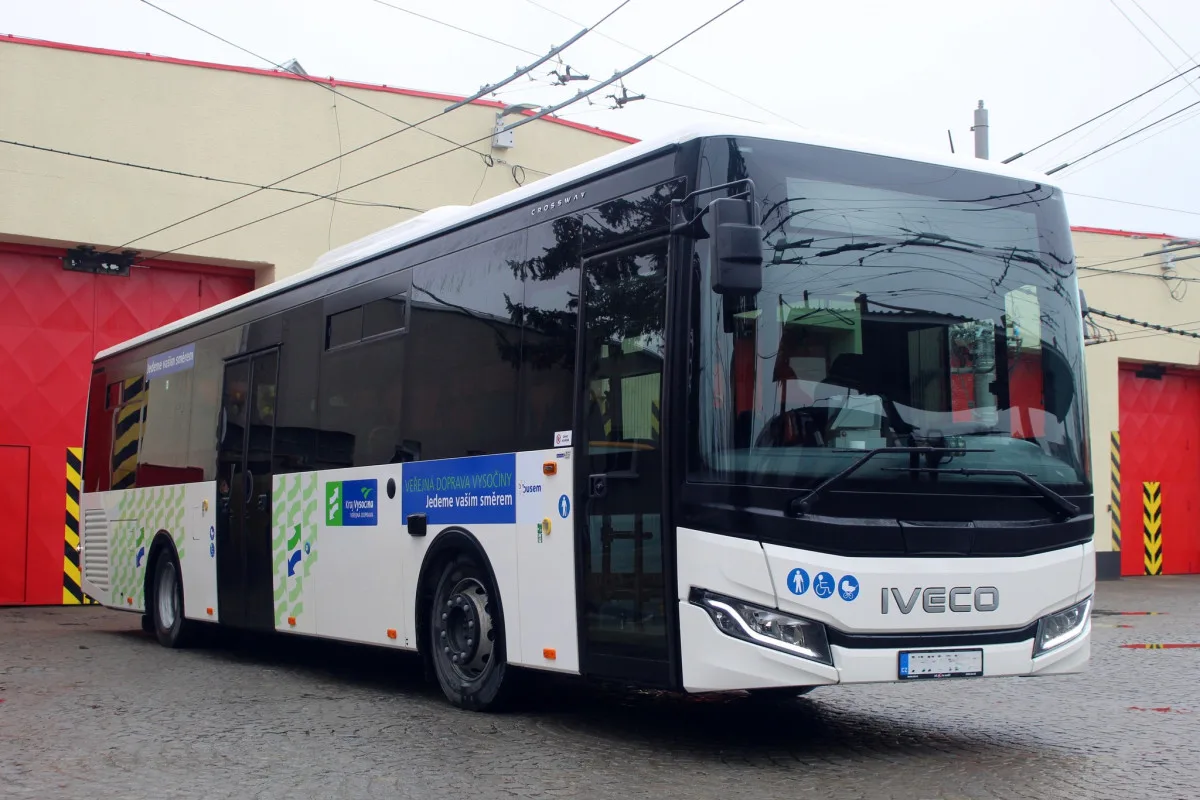Na Jihlavsku dnes poprvé vyjel dopravce ČSAD Autobusy České Budějovice. Jezdí novými autobusy Iveco. Foto: Busem Vysočina (facebook)