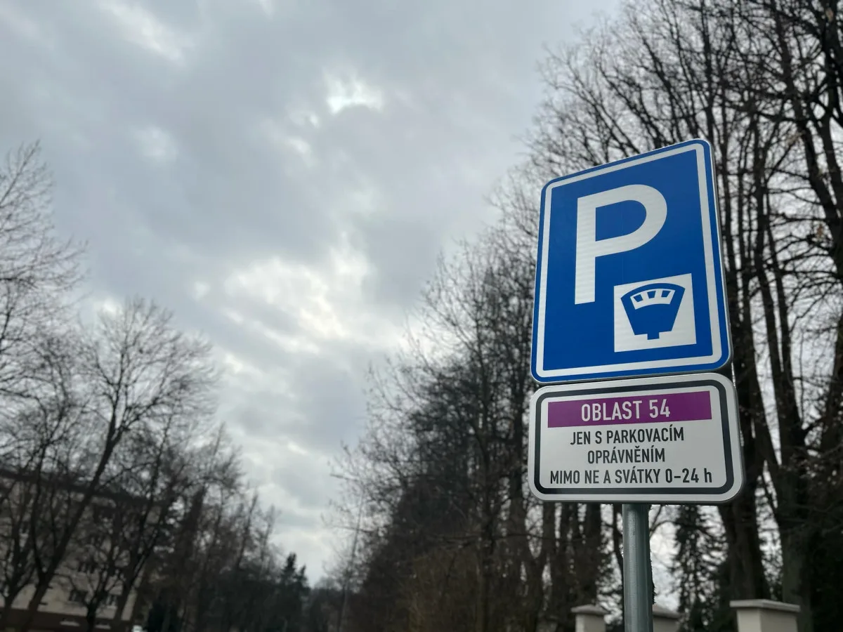 Parkování v Jihlavě V: Na sídlišti U Hřbitova se situace zlepšila, pro návštěvy mají lidé hodiny zdarma