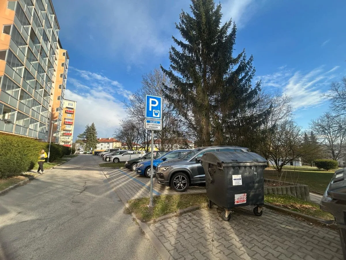 Parkování v Jihlavě V: Na sídlišti U Hřbitova se situace zlepšila, pro návštěvy mají lidé hodiny zdarma