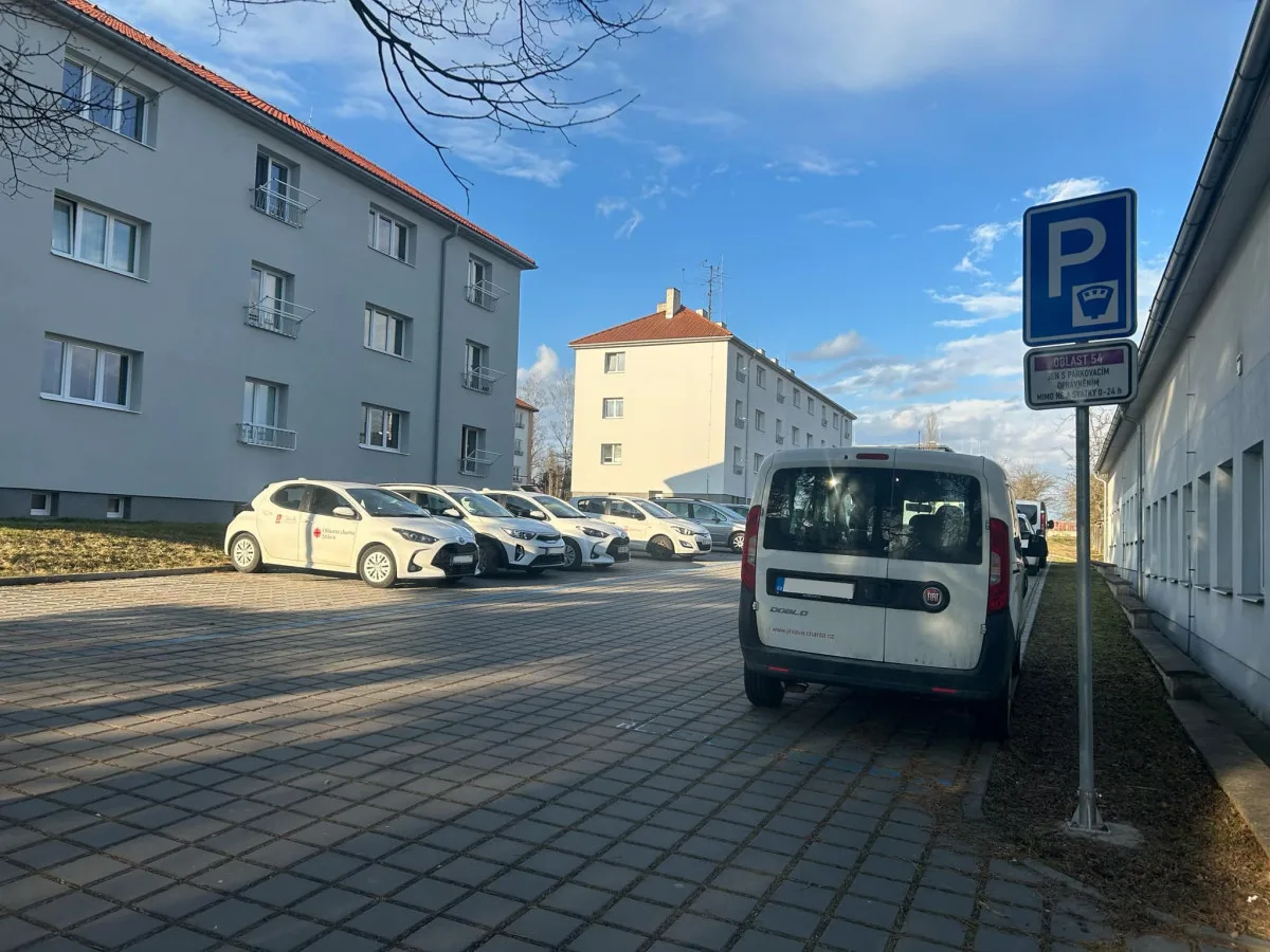 Parkování v Jihlavě V: Na sídlišti U Hřbitova se situace zlepšila, pro návštěvy mají lidé hodiny zdarma