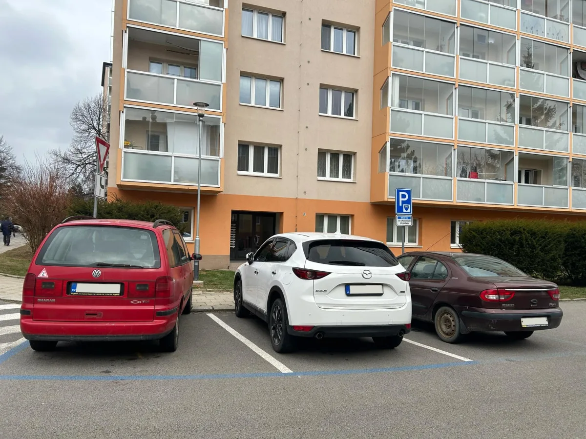 Parkování v Jihlavě V: Na sídlišti U Hřbitova se situace zlepšila, pro návštěvy mají lidé hodiny zdarma