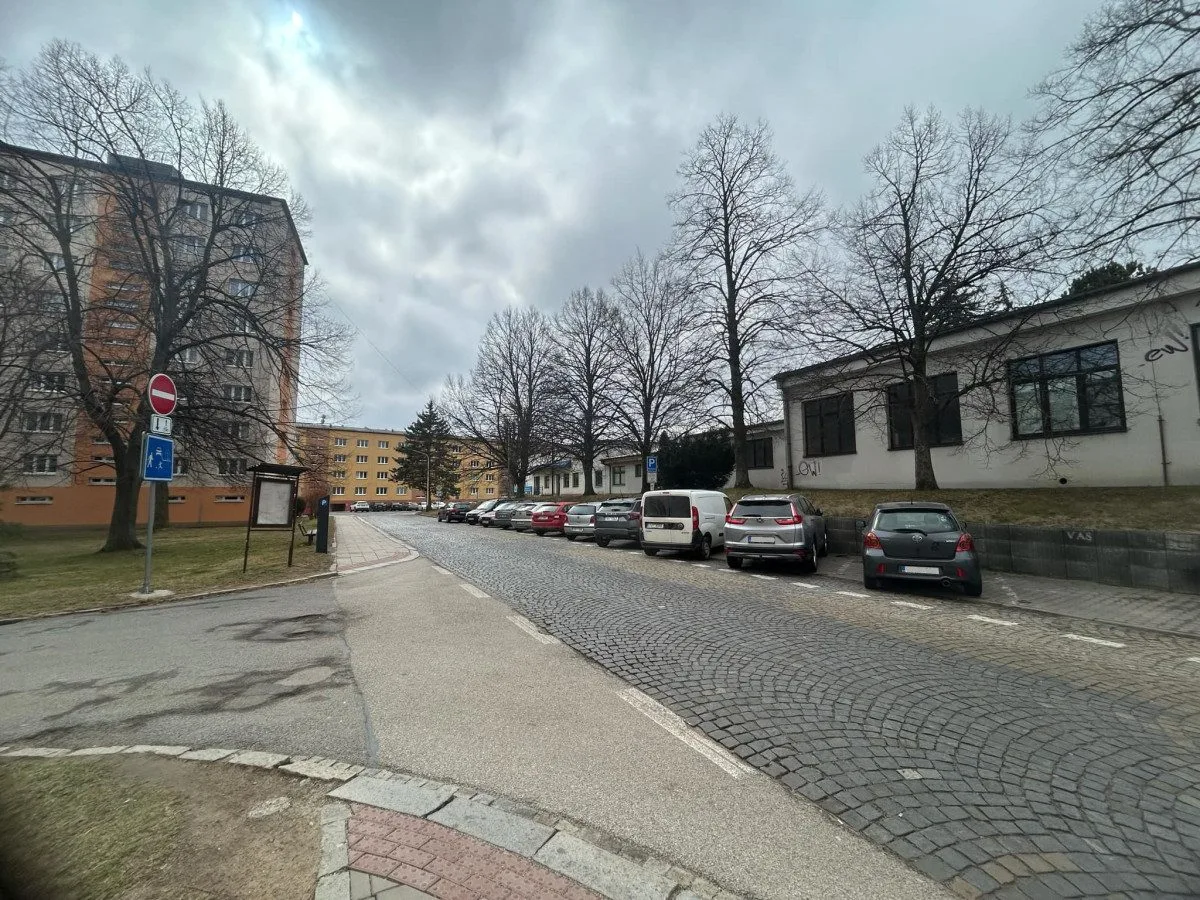 Parkování v Jihlavě V: Na sídlišti U Hřbitova se situace zlepšila, pro návštěvy mají lidé hodiny zdarma