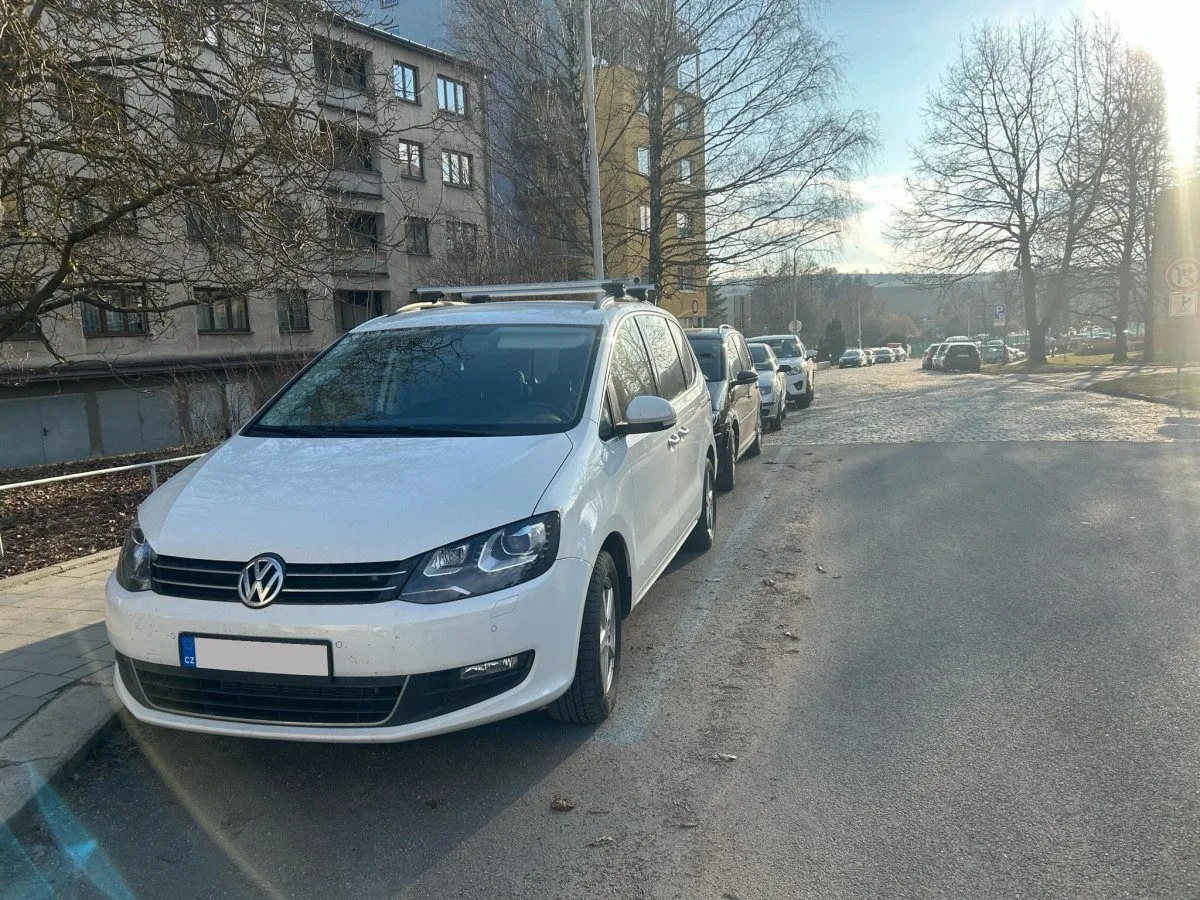 Parkování v Jihlavě V: Na sídlišti U Hřbitova se situace zlepšila, pro návštěvy mají lidé hodiny zdarma
