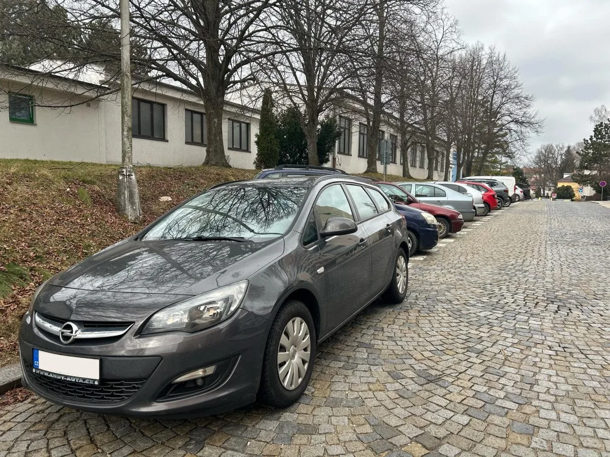Parkování v Jihlavě V: Na sídlišti U Hřbitova se situace zlepšila, pro návštěvy mají lidé hodiny zdarma