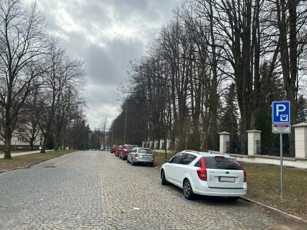 Parkování v Jihlavě V: Na sídlišti U Hřbitova se situace zlepšila, pro návštěvy mají lidé hodiny zdarma