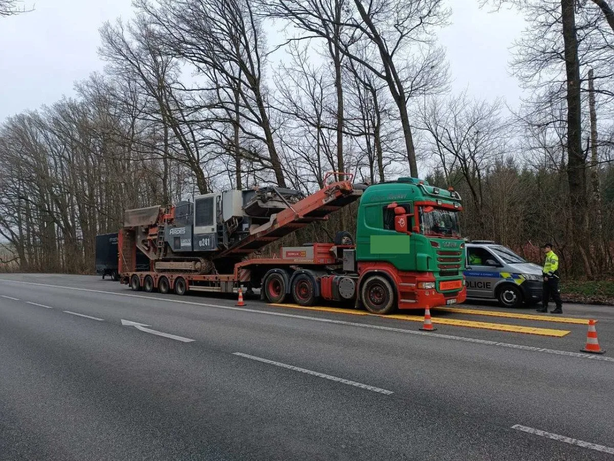 Nákladní jízdní souprava byla přeložená o 10 947 kilogramů. Foto: Se souhlasem Policie ČR