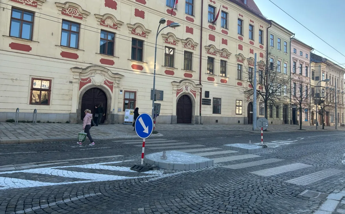 Ostrůvky na náměstí lidé kritizují. Nejsou esteticky ideální, ale prioritou je bezpečnost, reaguje radnice