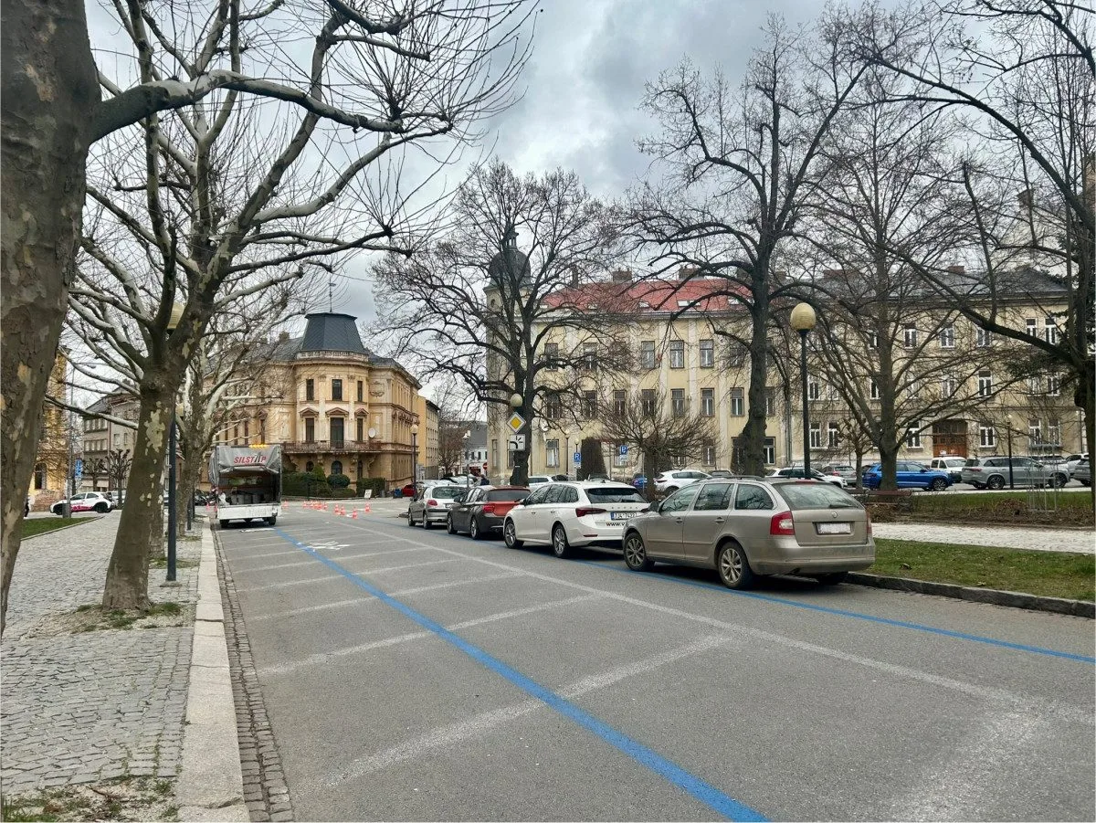 Změna stání u jihlavského gymnázia a více míst. Řidiči tam ode dneška parkují podélně