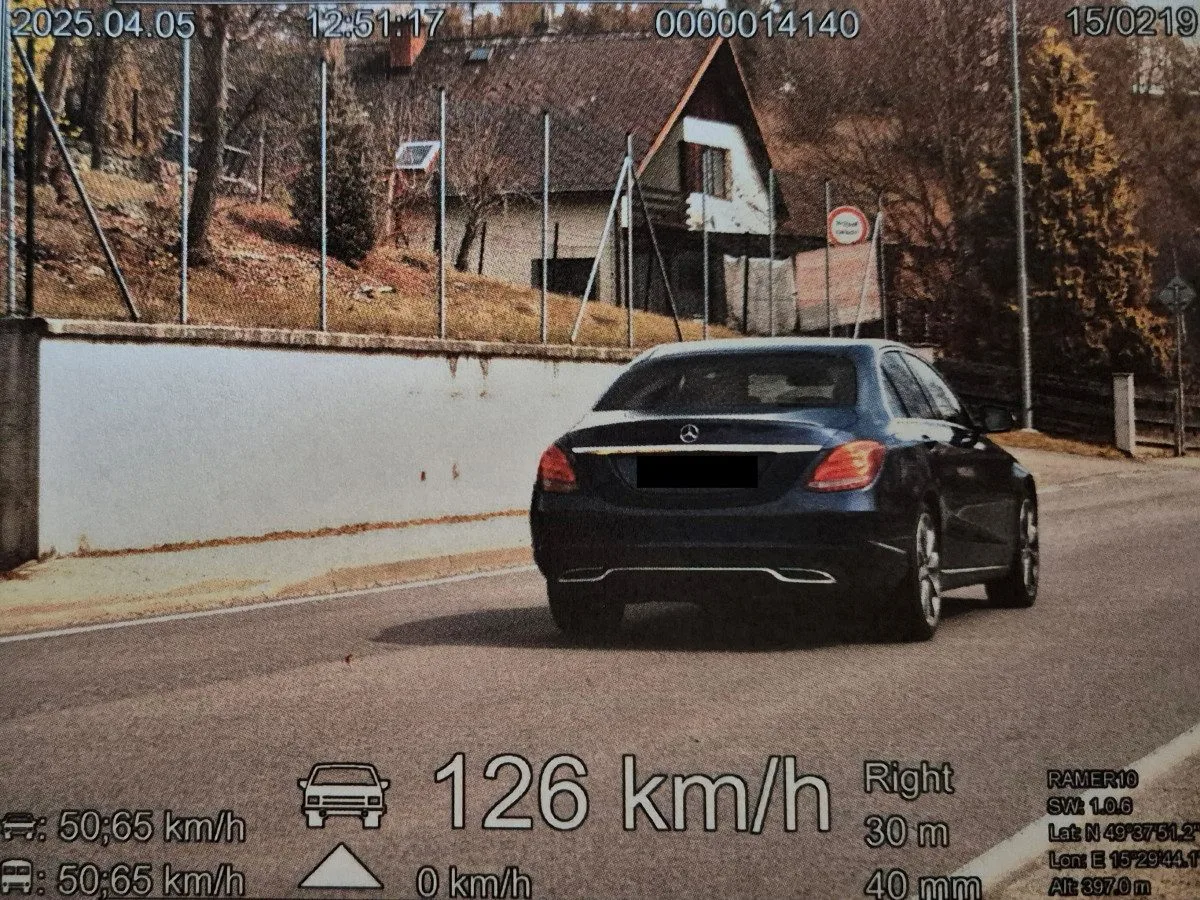 Hazard na Havlíčkobrodsku. Mladý řidič v Mercedesu se řítil obcí rychlostí 126km/h