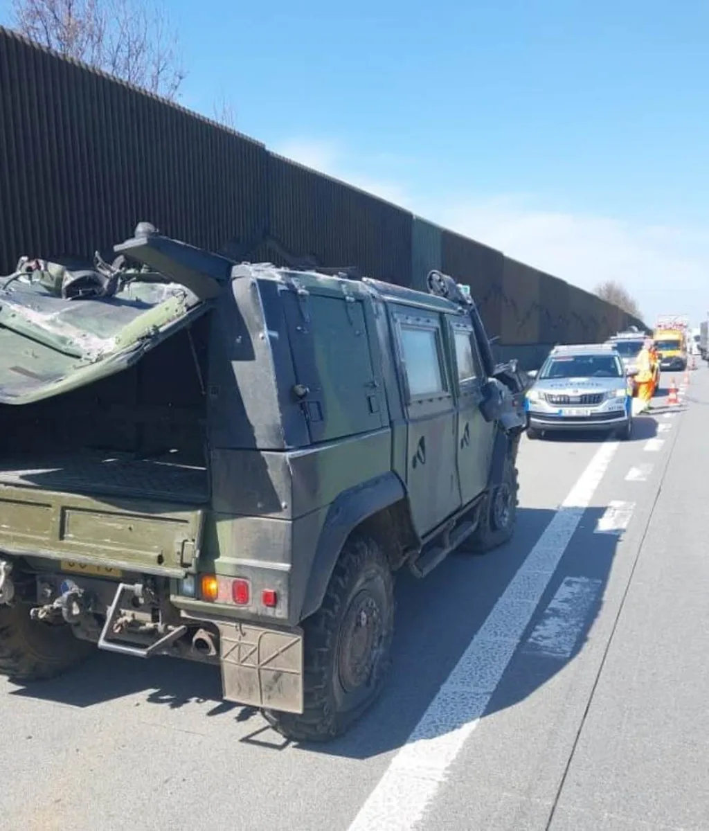 Na D1 havarovalo armádní vozidlo, dva lidé utrpěli zranění. Na místo letěl i vrtulník