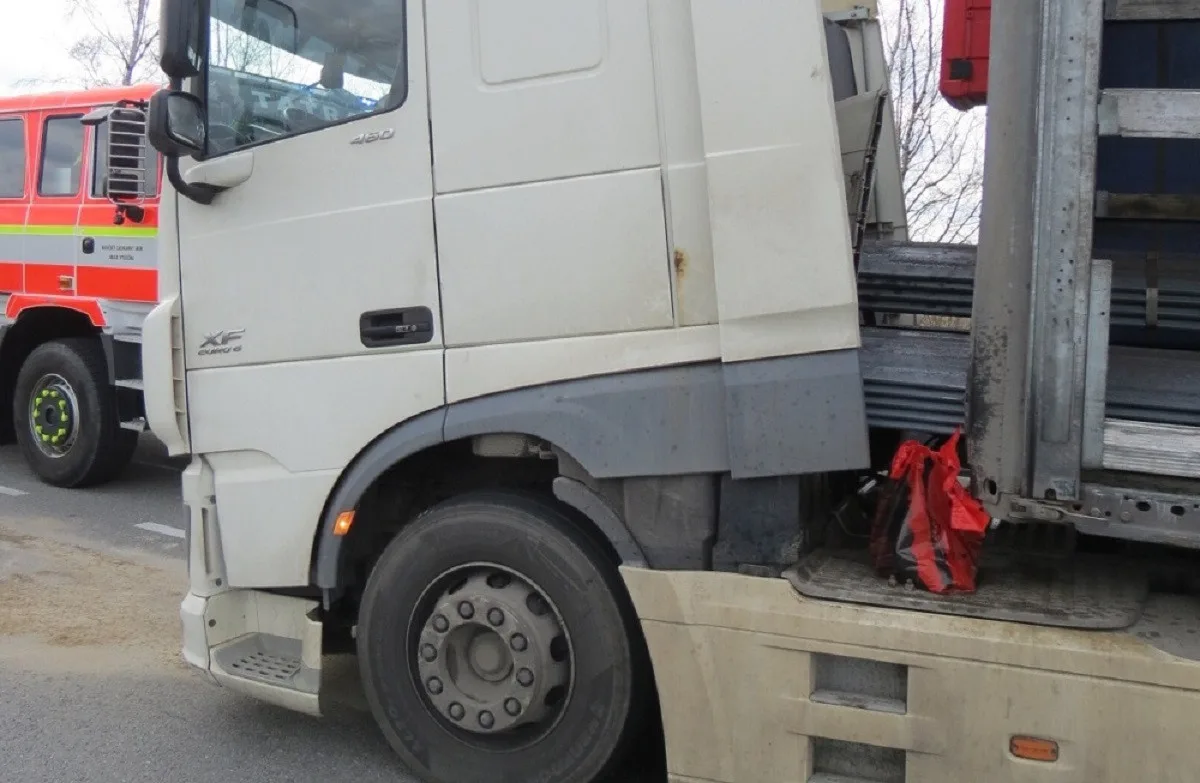Řidič tahače špatně upevnil náklad. Ten se utrhnul a poškodil návěs, kabinu i silnici. Foto: Se souhlasem Policie ČR