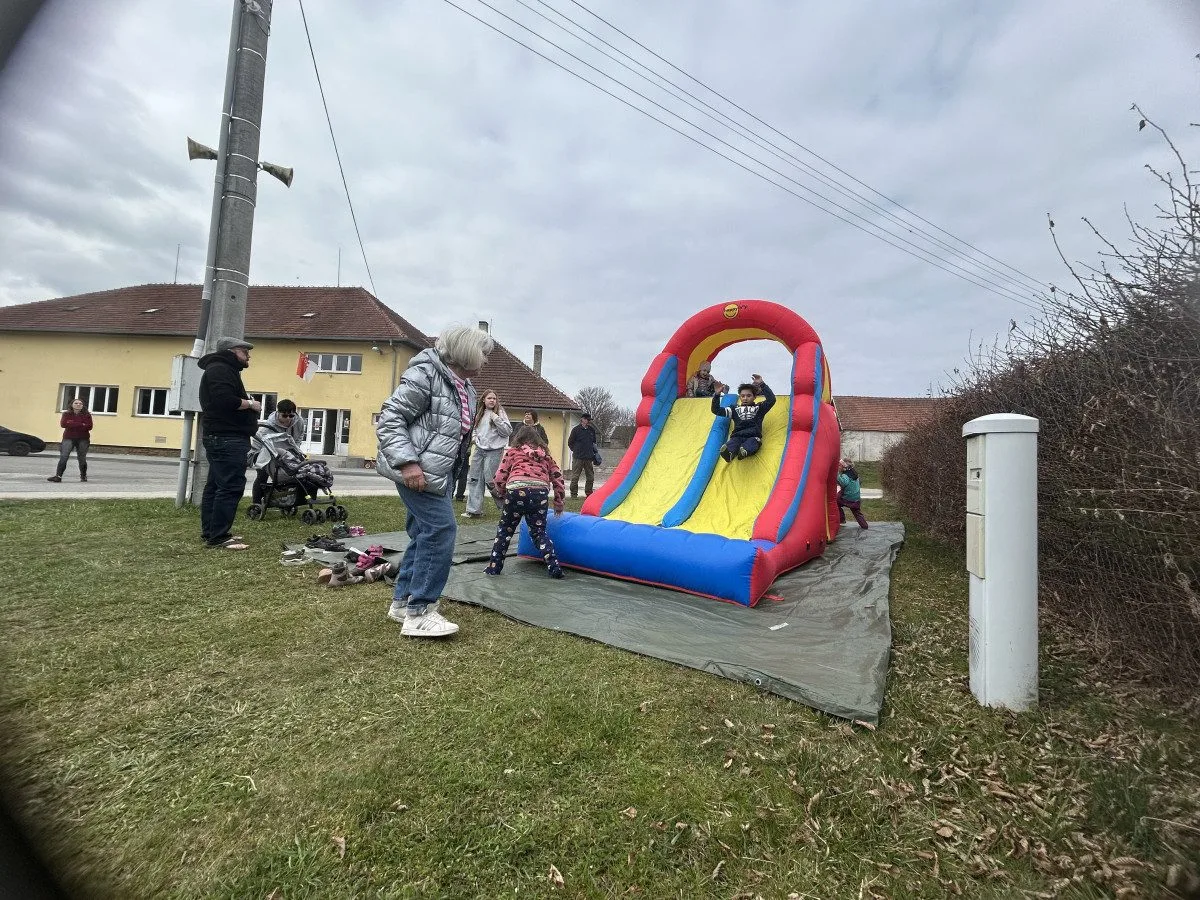 VIDEO: Děti v Dolní Cerekvi dnes testovaly nové hřiště. Nejvíc chválily molekuly, které jsou v ČR unikátní