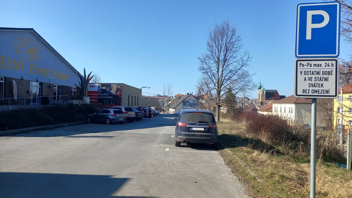 Parkování v Jihlavě VI: U starého Jihlavanu se parkuje zdarma a na dohled od centra