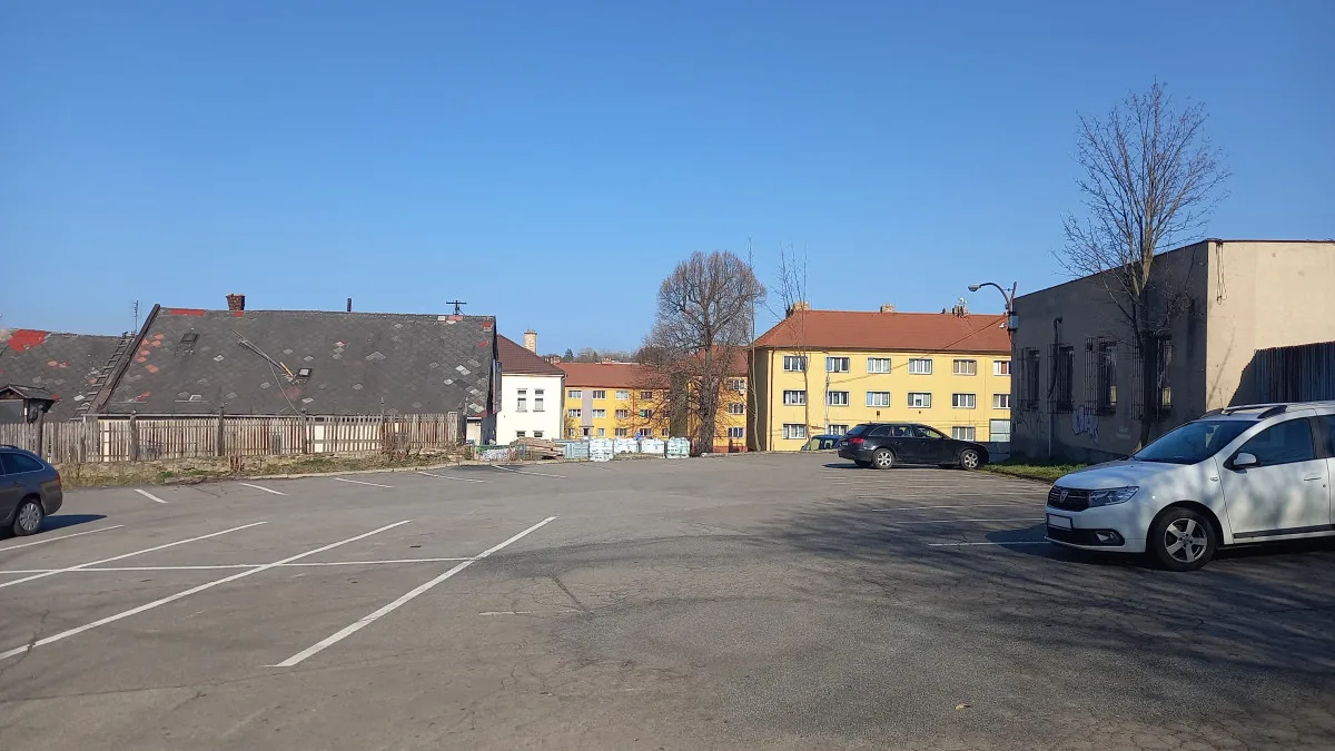 Parkování v Jihlavě VI: U starého Jihlavanu se parkuje zdarma a na dohled od centra