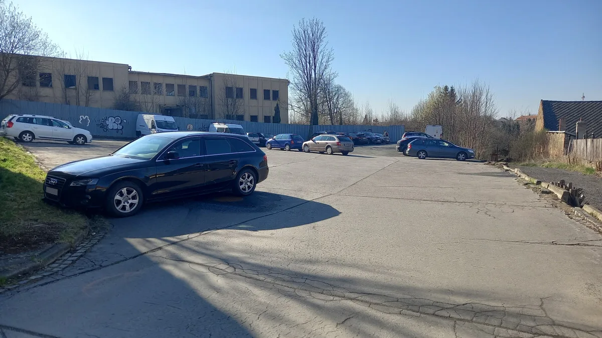 Parkování v Jihlavě VI: U starého Jihlavanu se parkuje zdarma a na dohled od centra