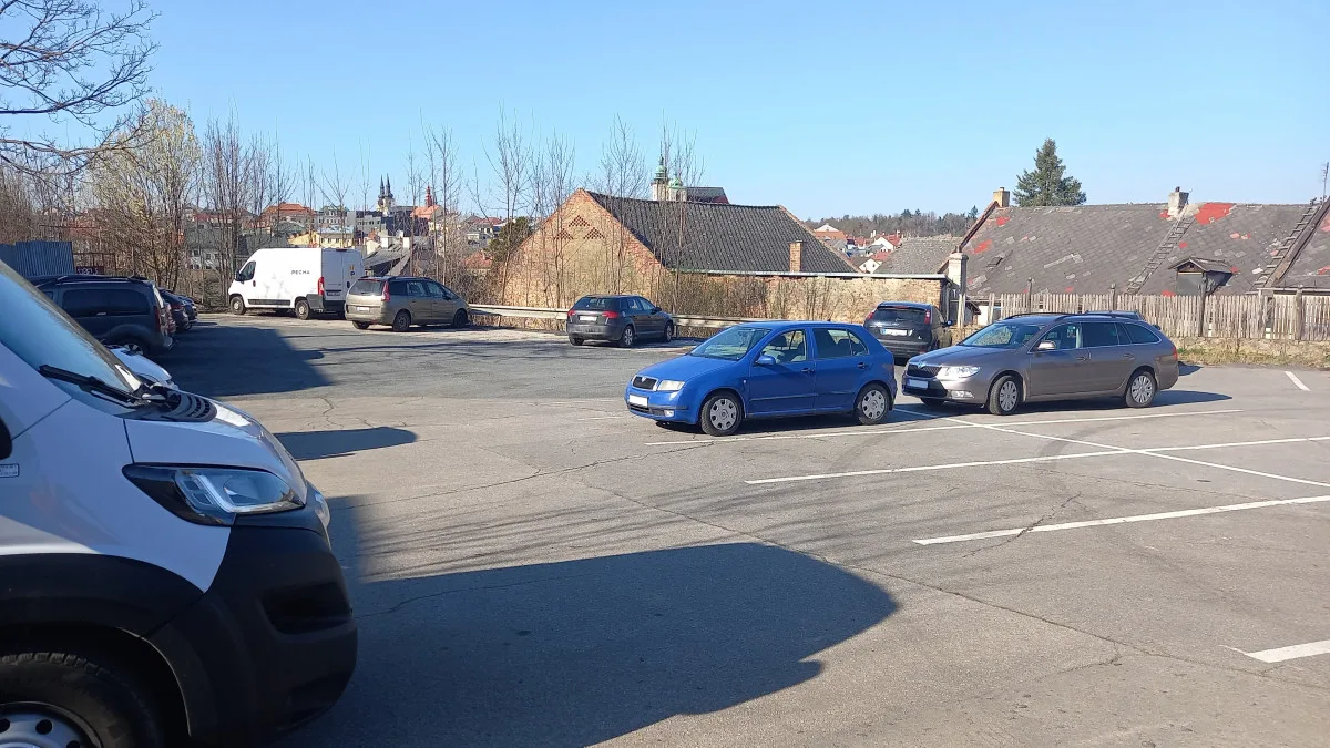 Parkování v Jihlavě VI: U starého Jihlavanu se parkuje zdarma a na dohled od centra