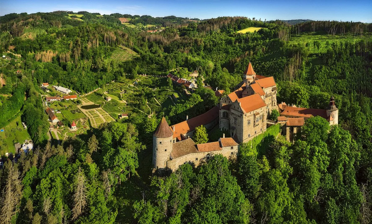 Uplynulo přesně dvacet let od ničivého požáru na hrade Pernštejn. Plameny tehdy zničily krov a kus podlahy