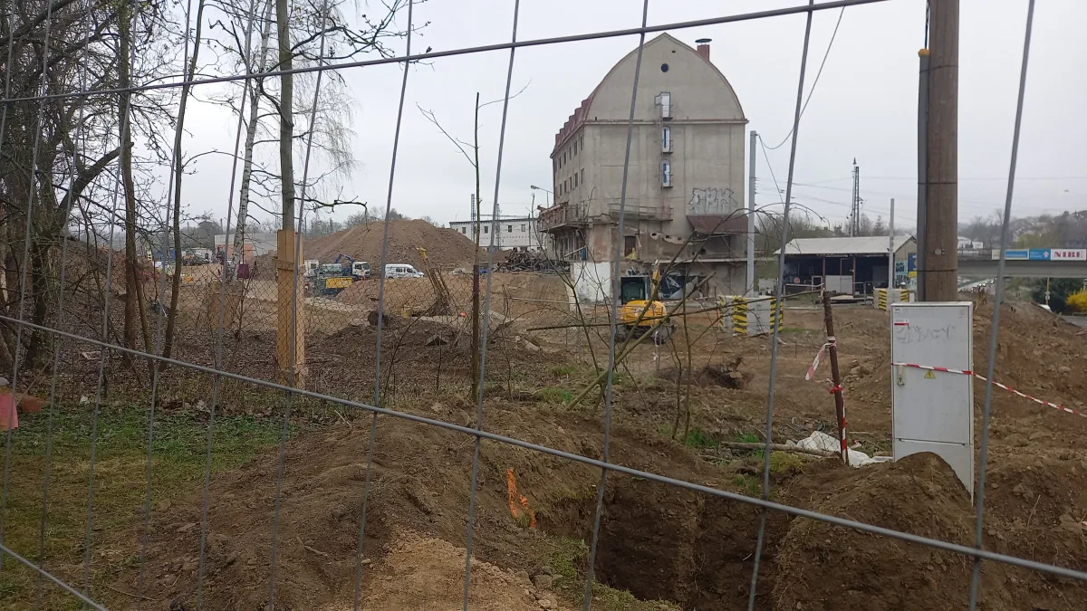 Křižovatku u Rozkvětu a dopravní terminál propojí nová silnice. Dělníci jí budují vedle Sila