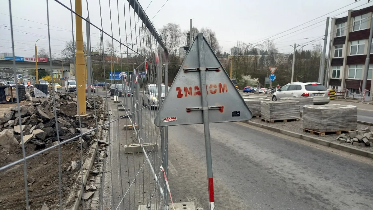 Křižovatku u Rozkvětu a dopravní terminál propojí nová silnice. Dělníci jí budují vedle Sila