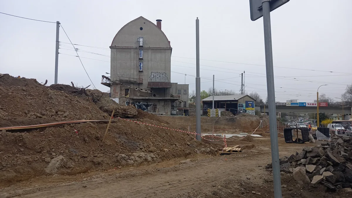 Křižovatku u Rozkvětu a dopravní terminál propojí nová silnice. Dělníci jí budují vedle Sila