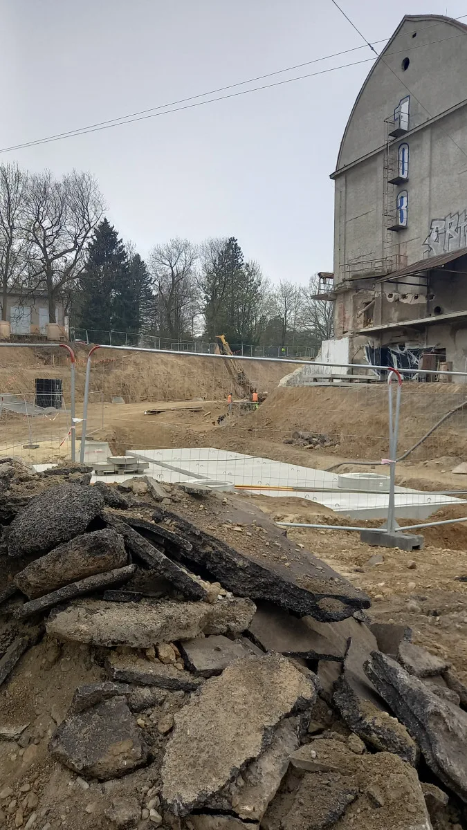 Křižovatku u Rozkvětu a dopravní terminál propojí nová silnice. Dělníci jí budují vedle Sila